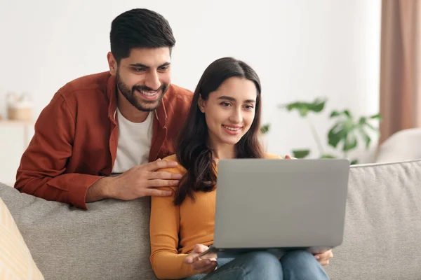 Ehepartner aus dem Nahen Osten nutzen Laptop, um Film zu Hause zu sehen — Stockfoto