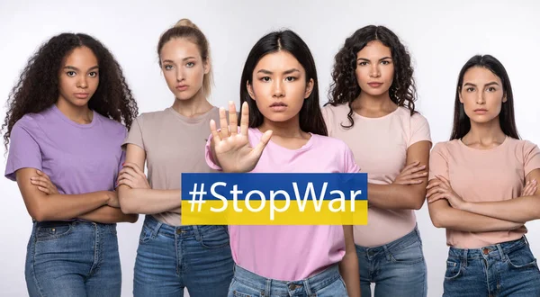 Alto a la guerra. Señoras multiétnicas enojadas gestos Stop Sign — Foto de Stock