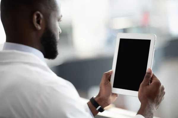 Científico afroamericano usando tableta digital con pantalla vacía, maqueta — Foto de Stock