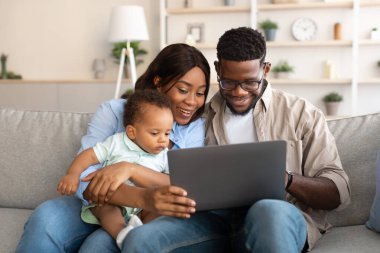 Evde tablet kullanan siyah aile portresi