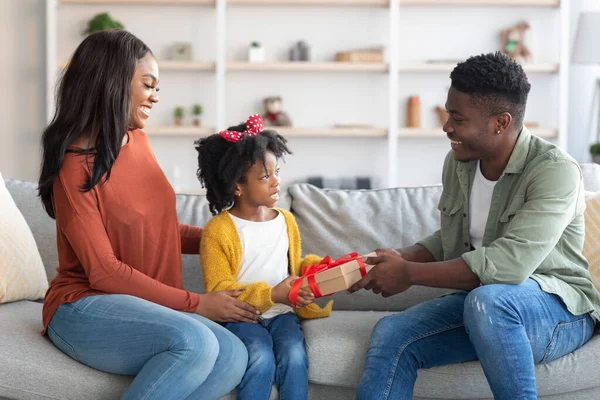 Kärleksfull liten dotter hälsning lycklig svart man med fäder dag hemma — Stockfoto