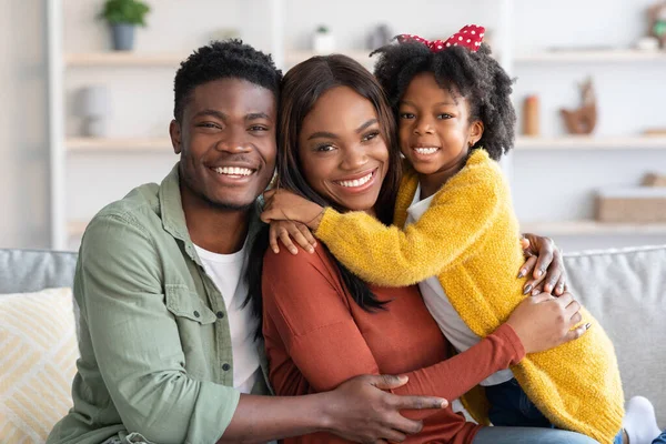 Retrato da bela família afro-americana de três abraços em casa — Fotografia de Stock