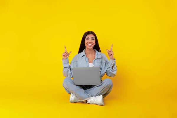 Ευτυχισμένη κυρία που χρησιμοποιεί φορητό υπολογιστή που δείχνει προς το στούντιο — Φωτογραφία Αρχείου