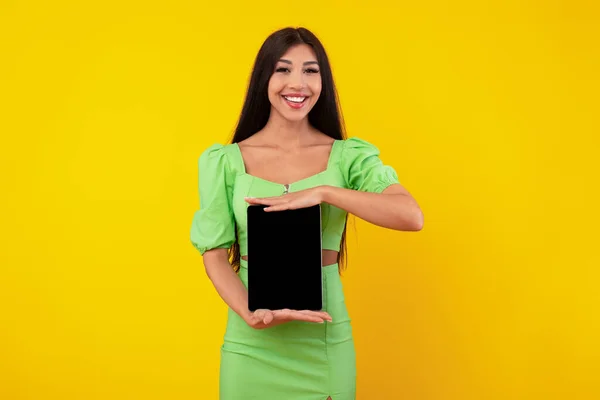 Jovem feliz mostrando tela de tablet preto vazio — Fotografia de Stock