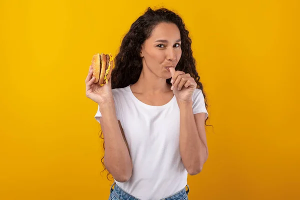 Mutlu Latin Bayan Burger Stüdyoda Parmak Yalıyor — Stok fotoğraf