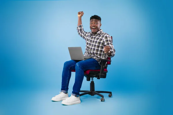 온라인 상 에서의 승리, 큰 거래 또는 사업적 성공을 축하하는 노트북을 가진 젊은 흑인 남자 overjoyed YES 제스처만들기 — 스톡 사진