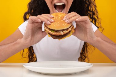 Stüdyoda Burger Isıran Kadın Sandviçi
