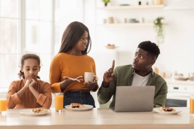 Hoşnutsuz Afrikalı Amerikalı Ebeveynler Mutfaktaki Mutsuz Kızın Yakınında Tartışıyor