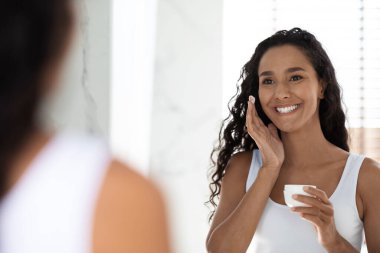 Cilt bezi. Çekici Milenyum Kadını Besleyici Kremi Yüzüne Yan Ayna Yüzüne Uyduruyor