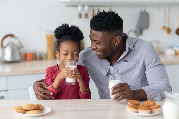 Roztomilé černošky dívka pití mléka, trávit čas se svým otcem — Stock fotografie