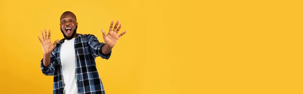 ショックを受けた黒人男性シューティングジェスチャーストップ黄色の背景の上に立つ — ストック写真