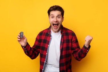 Heyecanlı Adam Araba Anahtarı Tutuyor ve Hareketli Evet