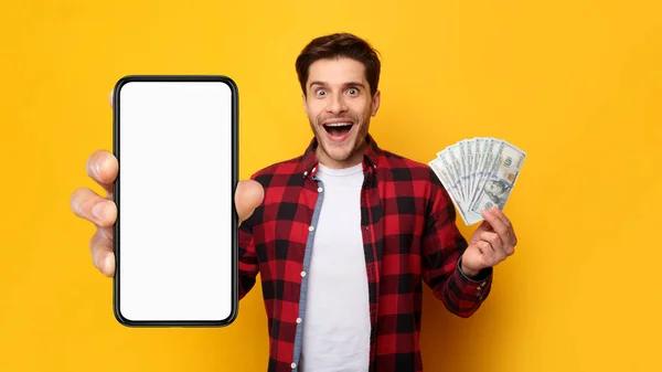 Man met geld en grote witte lege smartphone scherm — Stockfoto