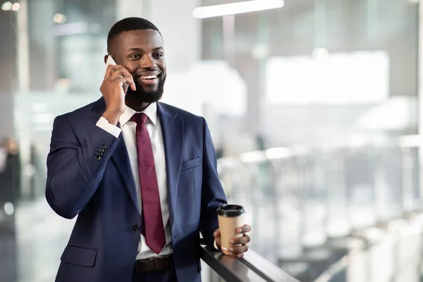 Όμορφο μαύρο αφεντικό έχει τηλεφωνική συνομιλία, πίνοντας καφέ — Φωτογραφία Αρχείου