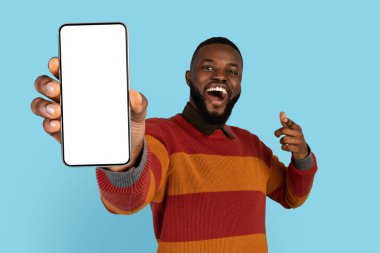Harika bir uygulama. Neşeli Genç Siyah Adam Kamerada Boş Akıllı Telefon Gösteriyor