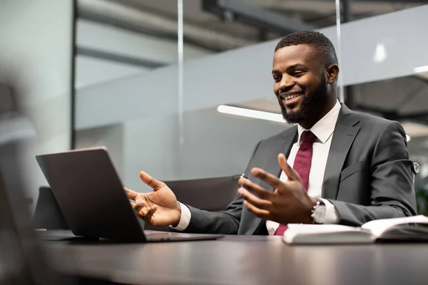 Carismático gerente negro que tiene una conferencia de negocios, utilizando el ordenador portátil — Foto de Stock