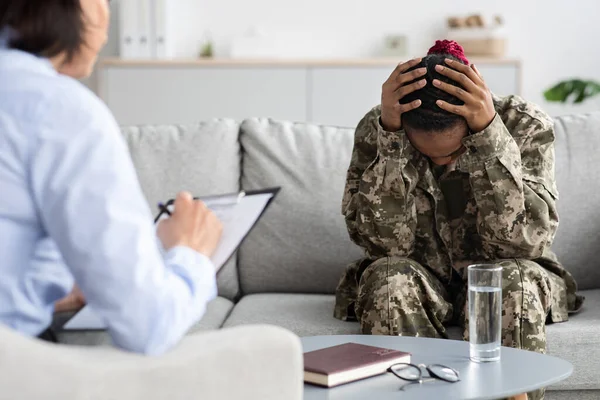 Ritratto di donna soldato afro-americana depressa in terapia con psicologo — Foto Stock
