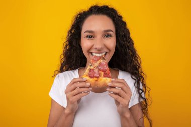 Mutlu Latin Kadın Stüdyoda Pizza Yiyor