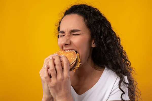 Hungry Lady Holding Burger Biting Sandwich At Studio — Stock Photo, Image