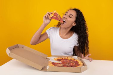 Mutlu Latin Kadın Stüdyoda Pizza Isırıyor