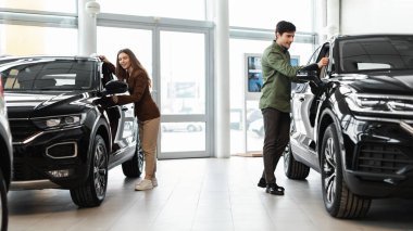 Mutlu milenyum çifti yeni araba seçiyor, otomobil galerisinde otomobil alıyor ya da kiralıyor, afiş tasarımı