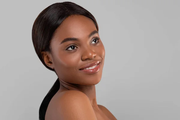 Крупный план Pensive Beautiful Black Woman с идеальной гладкой кожей — стоковое фото