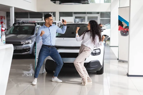Érzelmi közel-keleti szerelmesek táncolnak, új autót vesznek — Stock Fotó