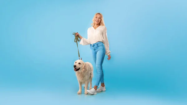 Giovane donna che cammina con il suo cane al guinzaglio — Foto Stock