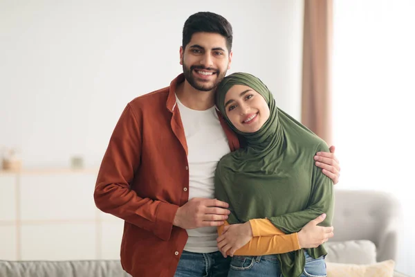 Älskande Mellanöstern par omfamning stående hemma — Stockfoto