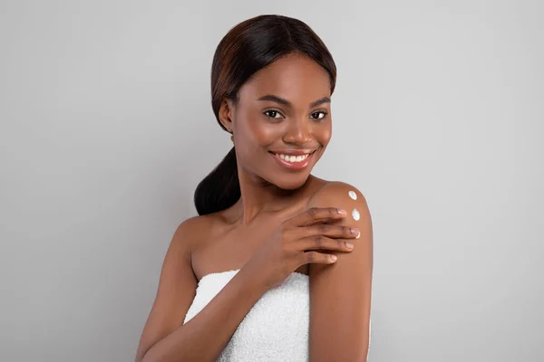 Self Pampering Concept. Beautiful Black Lady Applying Body Cream On Shoulder — Stock Photo, Image