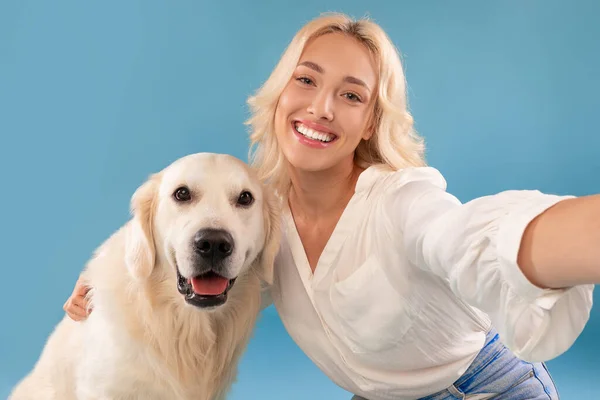 Jonge vrouw die selfie met haar gelukkige hond — Stockfoto
