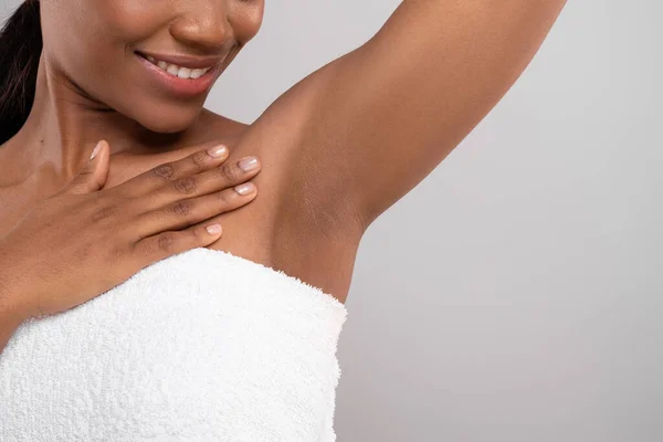 Concetto di depilazione. Irriconoscibile femmina nera che dimostra la sua ascella con pelle liscia — Foto Stock