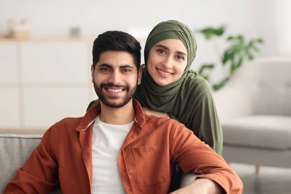 Nahost-Ehepartner umarmen sich und schauen in die Kamera — Stockfoto