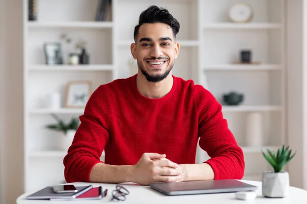 Ritratto di sorridente bello arabo uomo seduto alla scrivania in home office — Foto Stock