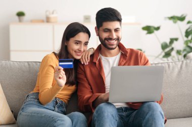 Çevrimiçi Alışveriş yapan Arap Çifti Laptop ve Kredi Kartlarını İçerde Kullanıyor