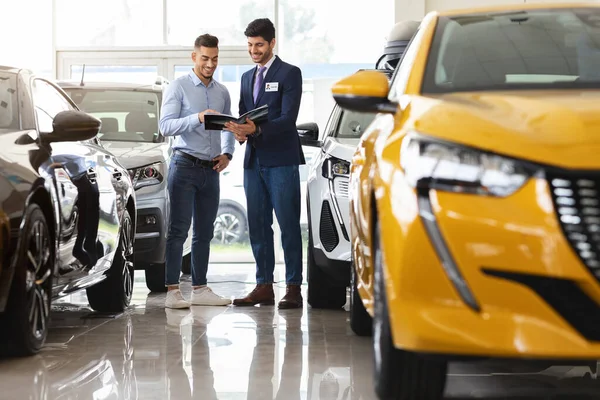 Bonito cara de carro, conversando com o assistente de vendas — Fotografia de Stock