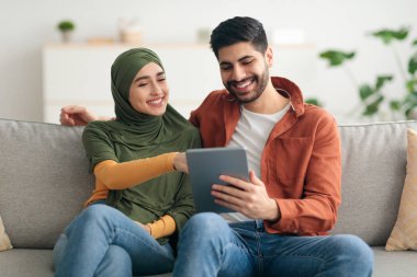 Mutlu Orta Doğu Eşleri Evde Oturan Dijital Tablet Kullanıyor