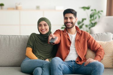 Neşeli Arap Eşler Televizyon İzliyor Evde Oturan Kanalları Değiştiriyor