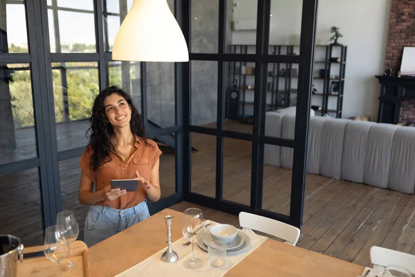 Modern teknik i vardagen. Portraif av glad ung kvinna med digital tablett i köket, kopiera utrymme — Stockfoto
