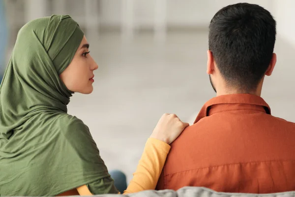 Unzufriedene Nahost-Ehefrau, die Ehemänner an der Schulter berührt — Stockfoto