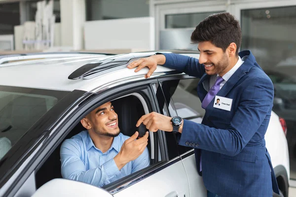 Gerente de vendas alegre dando a chave do carro ao proprietário — Fotografia de Stock