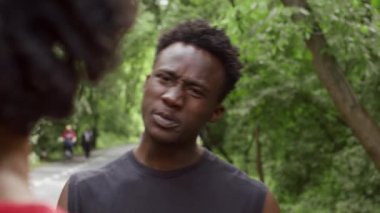 Afro-Amerikalı Saldırgan adam dışarıda arkadaşına bağırıyor.