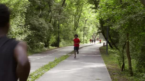 Afro-americano homem jogging no cidade parque no o manhã — Vídeo de Stock