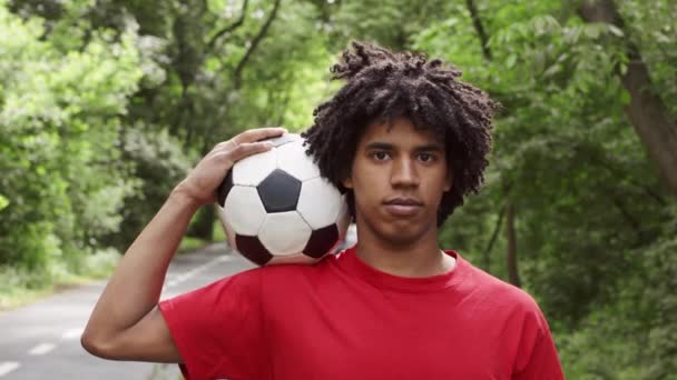 Spor Siyah Adam Futbol Topuyla Poz Veriyor Dışarıda Gülümsüyor — Stok video