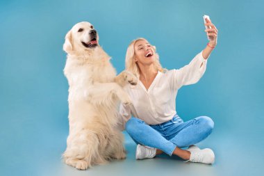 genç kadın ile onun köpek selfie alarak
