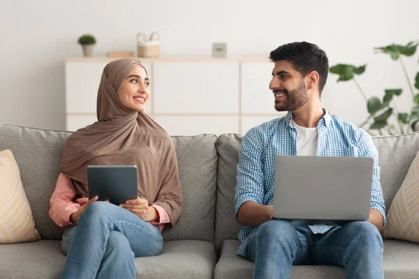 自宅でラップトップとタブレットコンピュータを使用して中東のカップル — ストック写真