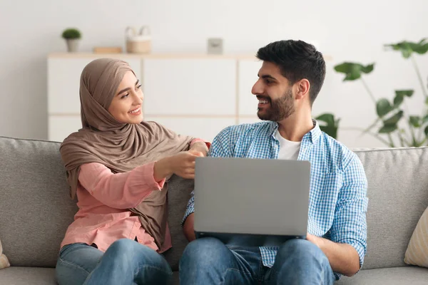 Médio Oriente marido e mulher usando computador portátil interior — Fotografia de Stock