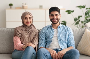 Neşeli Orta Doğulu Koca ve Karısı Evde Oturuyor