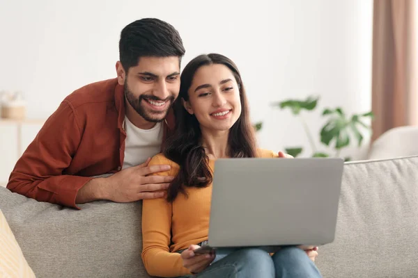 ノートパソコンを使ったアラビア語の配偶者インターネットを自宅で閲覧 — ストック写真