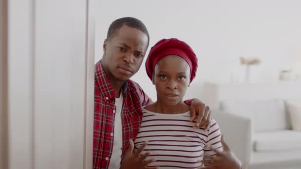 Pareja africana descontenta abriendo la puerta expresando agresión en casa — Vídeos de Stock